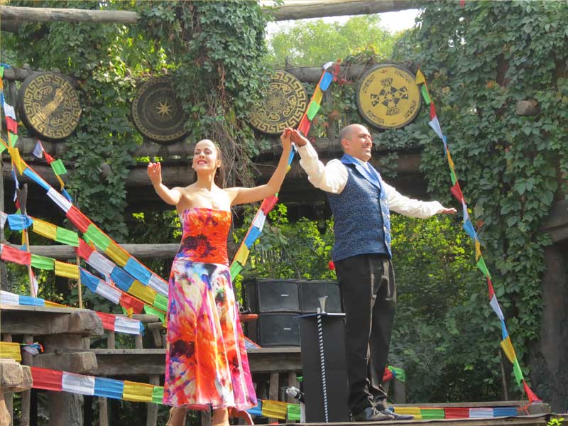 Brian and Lola perform Magic in China