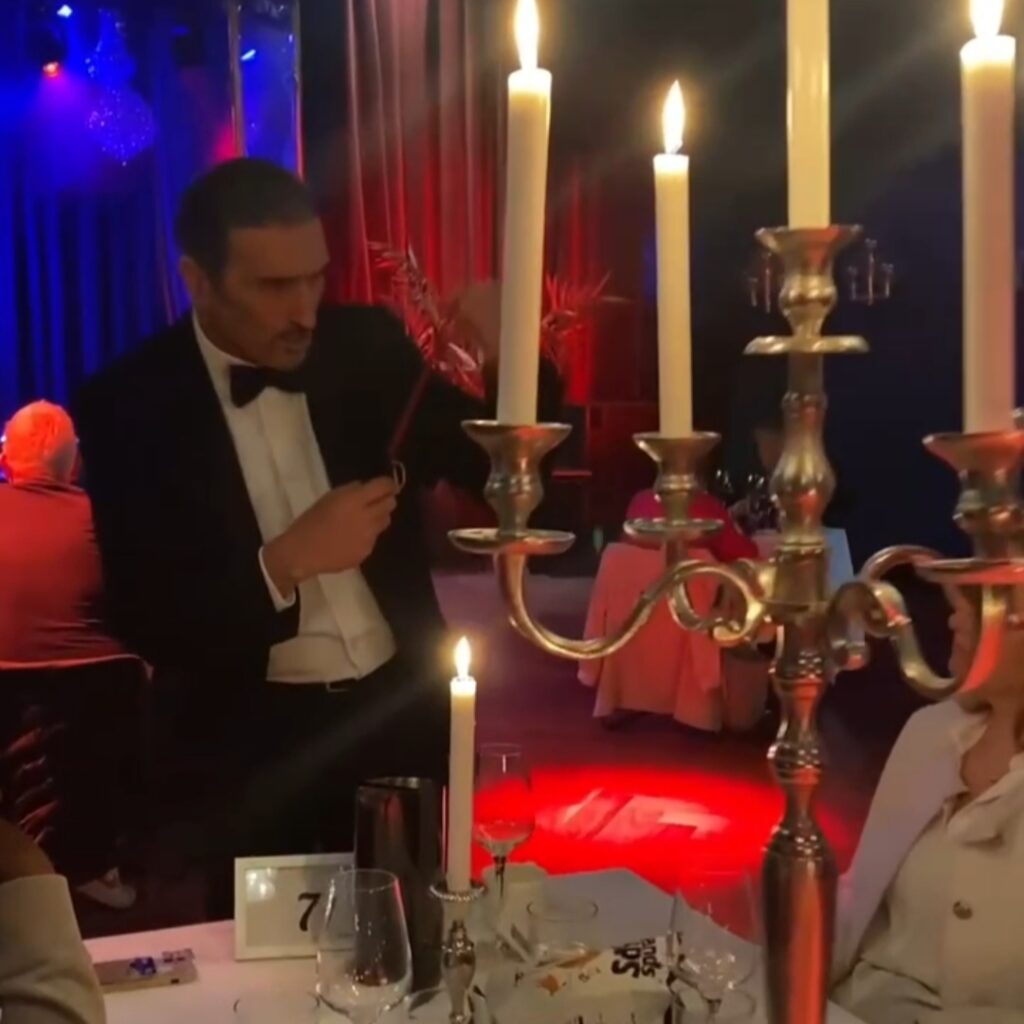 Close Up Magician In Norway Kristiansand Dinner Show